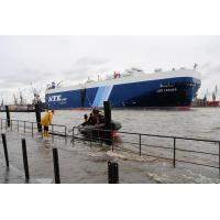 3034_1437 Schlauchboot am überfluteten Hafenkai im Altonaer Hafen. | 